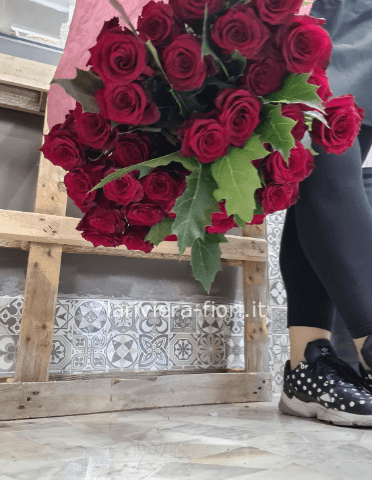 Bouquet di rose rosse confezionato.
